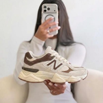 Tênis NB creme c/ Marrom